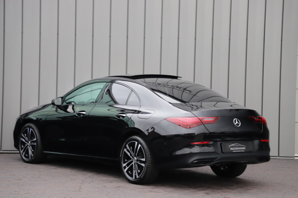 Mercedes-Benz CLA-Klasse 180 Luxury Line | Aut7 | Panoramadak | Distronic | Sfeerverlichting | Leder | Stuurwielverw. | Stoelverw. | Facelift | 2023.