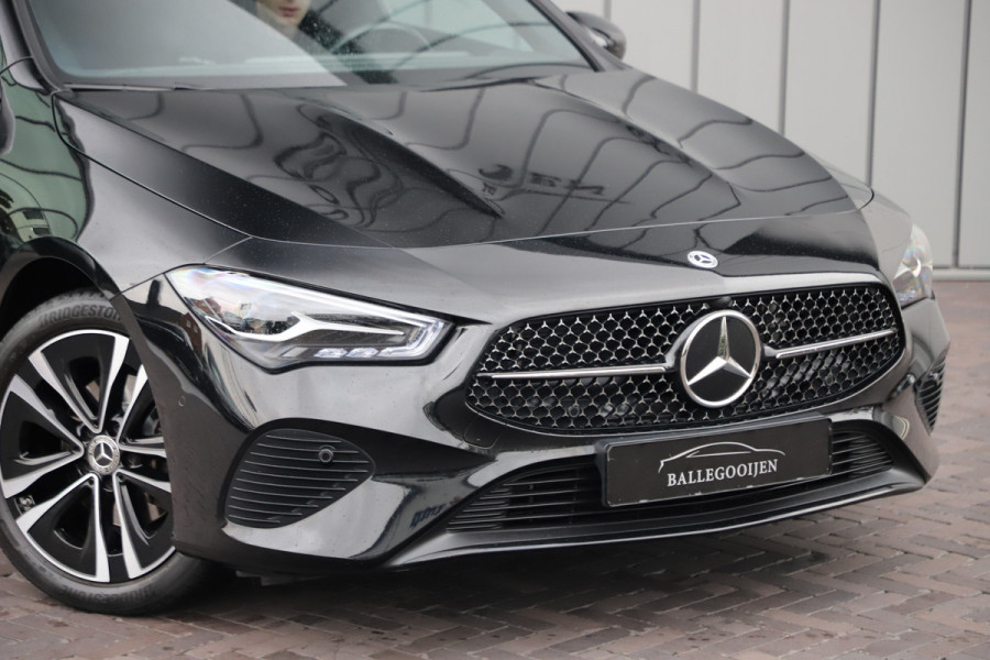 Mercedes-Benz CLA-Klasse 180 Luxury Line | Aut7 | Panoramadak | Distronic | Sfeerverlichting | Leder | Stuurwielverw. | Stoelverw. | Facelift | 2023.