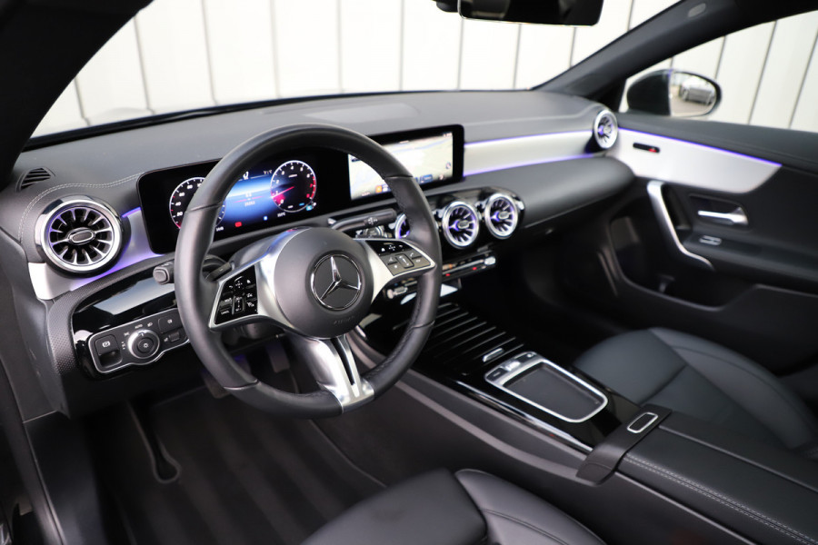 Mercedes-Benz CLA-Klasse 180 Luxury Line | Aut7 | Panoramadak | Distronic | Sfeerverlichting | Leder | Stuurwielverw. | Stoelverw. | Facelift | 2023.