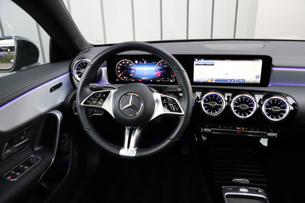 Mercedes-Benz CLA-Klasse 180 Luxury Line | Aut7 | Panoramadak | Distronic | Sfeerverlichting | Leder | Stuurwielverw. | Stoelverw. | Facelift | 2023.