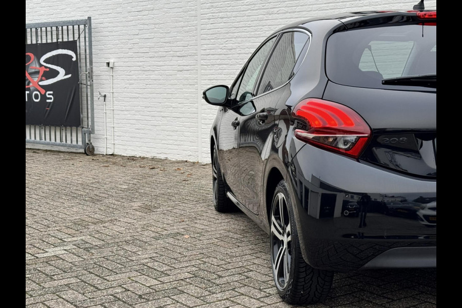 Peugeot 208 1.2 PureTech GT-line Parkeersensor plus achteruitrij camera Cruise Control Sportstoelen Apple / Android Carplay