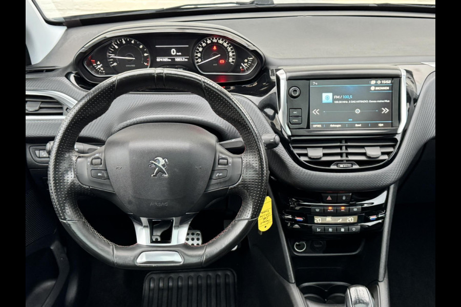 Peugeot 208 1.2 PureTech GT-line Parkeersensor plus achteruitrij camera Cruise Control Sportstoelen Apple / Android Carplay