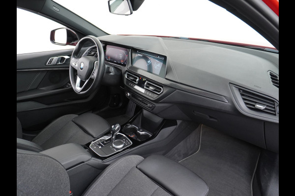 BMW 1-serie 118i AUT.8 Pano-dak Apple Carplay Android Auto PDC-v+a LED Navi-Pro Ecc Live Cockpit Pro Sportstoelen Executive Edition Sportlin Shadow-line 1/2 Leer Zwarte Hemel WiFi-vb. Connected Pack Pro Bluetooth Regen-Lichtsensor Cruise Control Lmv 1ste Eigenaar! Orig.NLse auto.