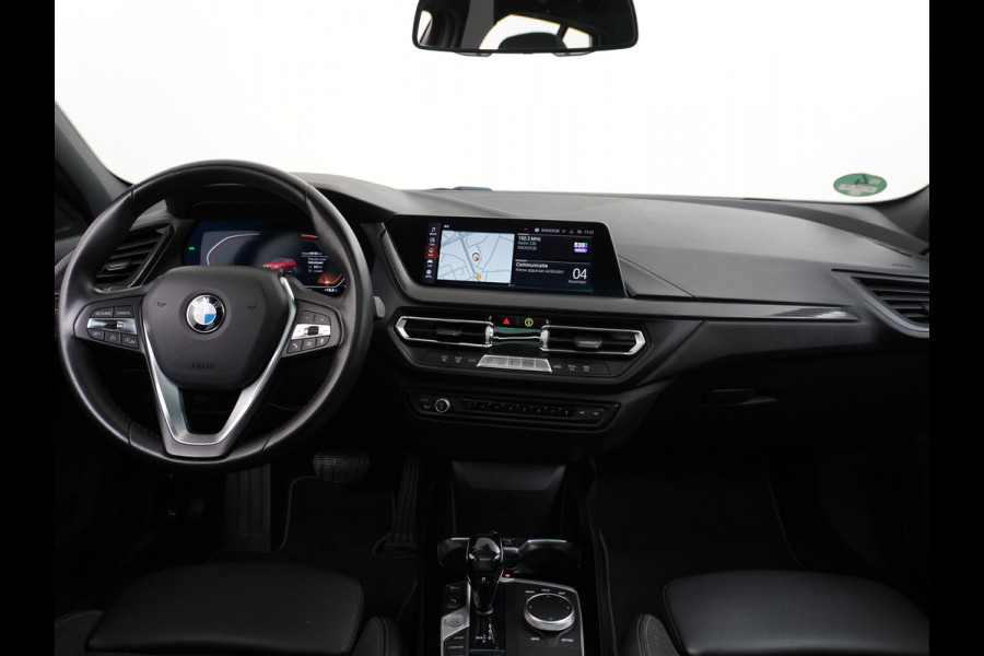 BMW 1-serie 118i AUT.8 Pano-dak Apple Carplay Android Auto PDC-v+a LED Navi-Pro Ecc Live Cockpit Pro Sportstoelen Executive Edition Sportlin Shadow-line 1/2 Leer Zwarte Hemel WiFi-vb. Connected Pack Pro Bluetooth Regen-Lichtsensor Cruise Control Lmv 1ste Eigenaar! Orig.NLse auto.