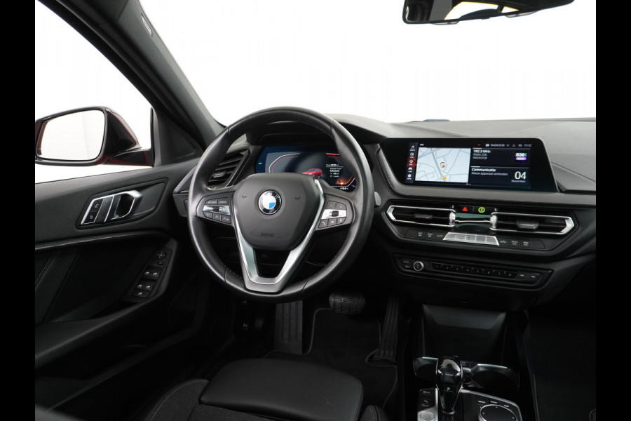 BMW 1-serie 118i AUT.8 Pano-dak Apple Carplay Android Auto PDC-v+a LED Navi-Pro Ecc Live Cockpit Pro Sportstoelen Executive Edition Sportlin Shadow-line 1/2 Leer Zwarte Hemel WiFi-vb. Connected Pack Pro Bluetooth Regen-Lichtsensor Cruise Control Lmv 1ste Eigenaar! Orig.NLse auto.