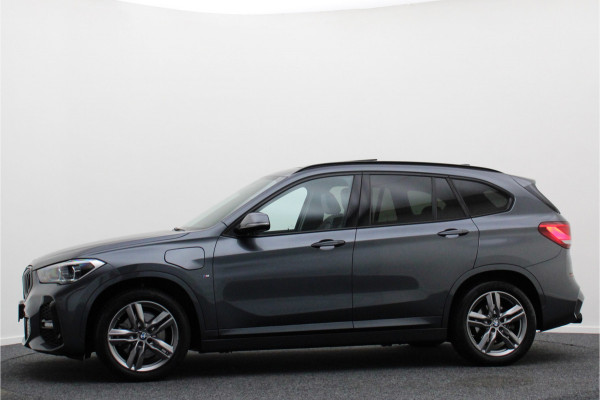 BMW X1 xDrive25e High Executive M-pakket Leer, Panoramadak, Camera, Cruise, Navigatie, DAB, Trekhaak, 18''