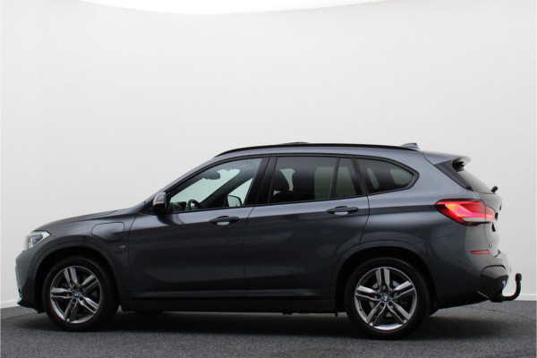 BMW X1 xDrive25e High Executive M-pakket Leer, Panoramadak, Camera, Cruise, Navigatie, DAB, Trekhaak, 18''