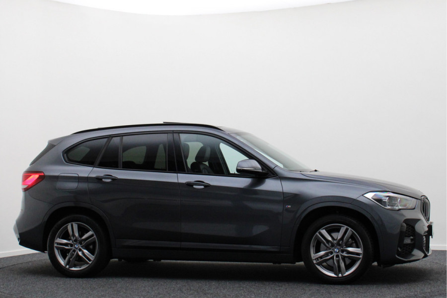 BMW X1 xDrive25e High Executive M-pakket Leer, Panoramadak, Camera, Cruise, Navigatie, DAB, Trekhaak, 18''