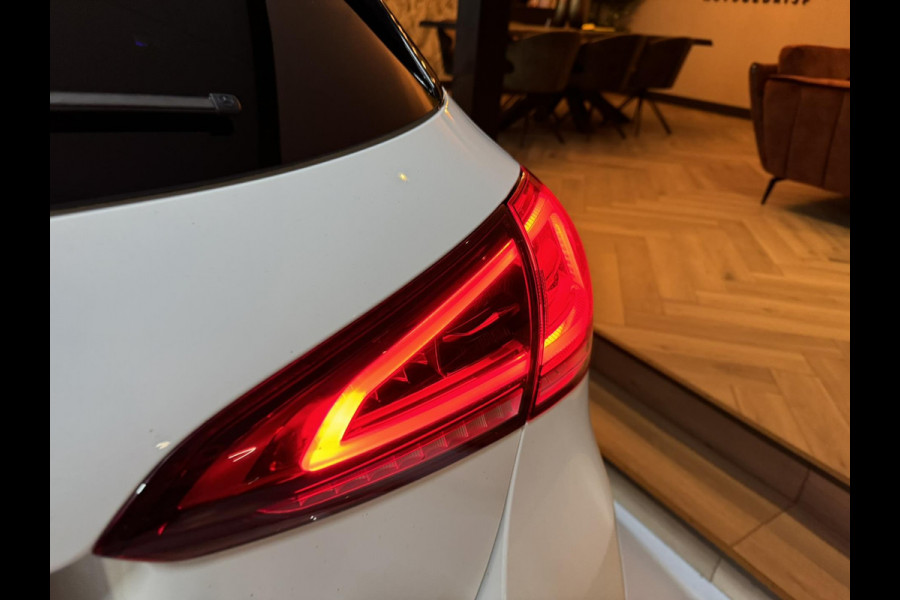 Mercedes-Benz A-Klasse 180 Business Solution AMG Garantie Night Pakket Xenon Ambient Light Leder Rijklaar