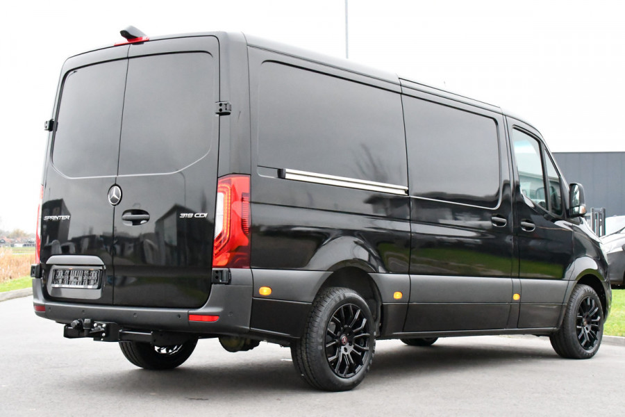 Mercedes-Benz Sprinter 319 1.9 CDI L2 Pro Black Edition Adaptieve Cruise, 360 Camera, 190PK, Automaat, Carplay, 3500KG Trekhaak, LED, Multimedia, Stoelverwarming, UNIEK!