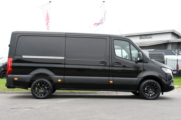 Mercedes-Benz Sprinter 319 1.9 CDI L2 Pro Black Edition Adaptieve Cruise, 360 Camera, 190PK, Automaat, Carplay, 3500KG Trekhaak, LED, Multimedia, Stoelverwarming, UNIEK!