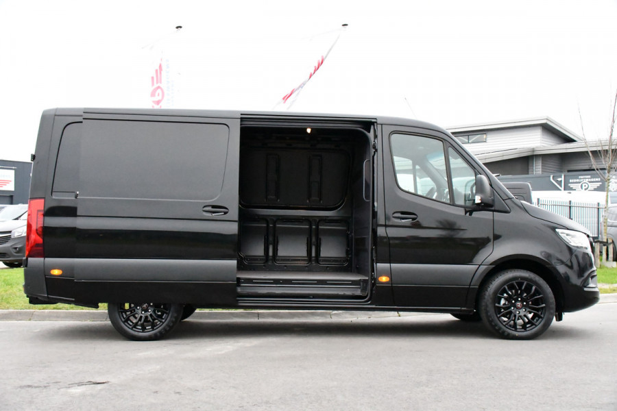 Mercedes-Benz Sprinter 319 1.9 CDI L2 Pro Black Edition Adaptieve Cruise, 360 Camera, 190PK, Automaat, Carplay, 3500KG Trekhaak, LED, Multimedia, Stoelverwarming, UNIEK!