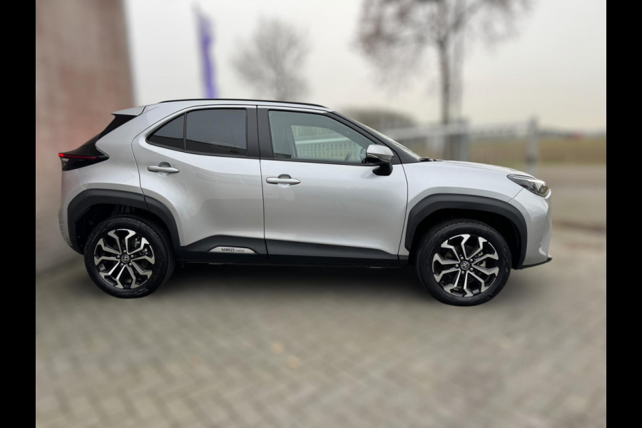 Toyota Yaris Cross 1.5 Hybrid Style met SAFETY PACK / PDC VOOR & ACHTER / CAMERA / VOORRUIT VERWARMD / STUUR & STOELVERW