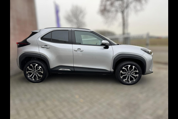 Toyota Yaris Cross 1.5 Hybrid Style met SAFETY PACK / PDC VOOR & ACHTER / CAMERA / VOORRUIT VERWARMD / STUUR & STOELVERW