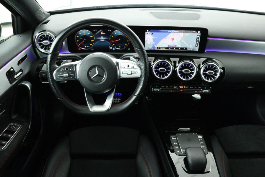 Mercedes-Benz A-Klasse 180 AMG | Panoramadak | Matrix LED | Sfeerverlichting | Keyless | Camera | Carplay | Leder/Alcantara | Memory | Stoelverwarming | Widescreen | Navigatie