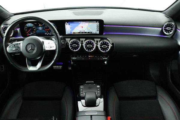 Mercedes-Benz A-Klasse 180 AMG | Panoramadak | Matrix LED | Sfeerverlichting | Keyless | Camera | Carplay | Leder/Alcantara | Memory | Stoelverwarming | Widescreen | Navigatie