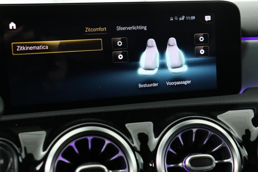 Mercedes-Benz A-Klasse 180 AMG | Panoramadak | Matrix LED | Sfeerverlichting | Keyless | Camera | Carplay | Leder/Alcantara | Memory | Stoelverwarming | Widescreen | Navigatie