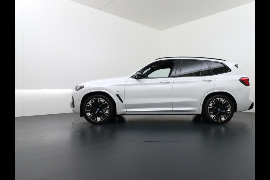 BMW iX3 High Executive 80 kWh M SPORT VAN: 55.900,- VOOR 52.877,- EINDEJAARSVOORDEEL: 3.023,- T/M 06-2026 FABR. GARANTIE MEGA VOL