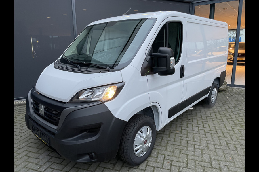 Fiat Ducato 30 2.2 MultiJet L1H1 uit voorraad leverbaar - PDC - achteruitrij camera - trekhaak - parkeersensoren achter - cruise control - Climate control - navigatie - Bluetooth - Radio - 3 zitplaatsen voor - Tussenschot volledig - zijschuifdeur rechts