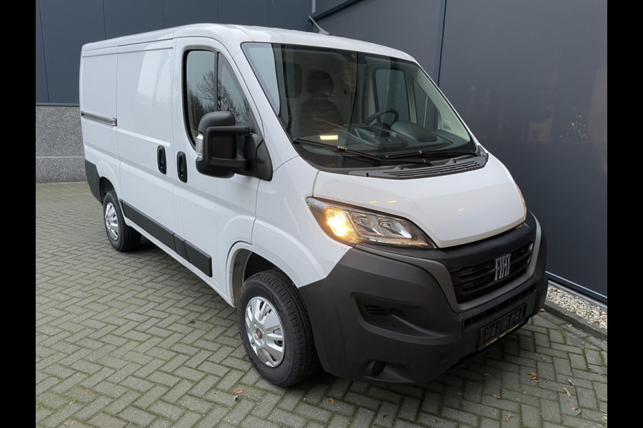 Fiat Ducato 30 2.2 MultiJet L1H1 uit voorraad leverbaar - PDC - achteruitrij camera - trekhaak - parkeersensoren achter - cruise control - Climate control - navigatie - Bluetooth - Radio - 3 zitplaatsen voor - Tussenschot volledig - zijschuifdeur rechts