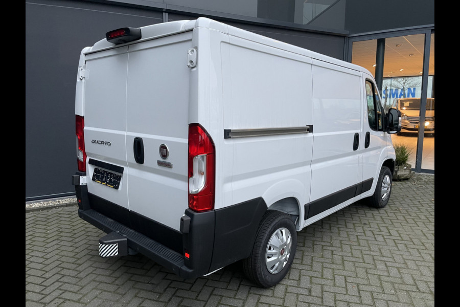 Fiat Ducato 30 2.2 MultiJet L1H1 uit voorraad leverbaar - PDC - achteruitrij camera - trekhaak - parkeersensoren achter - cruise control - Climate control - navigatie - Bluetooth - Radio - 3 zitplaatsen voor - Tussenschot volledig - zijschuifdeur rechts