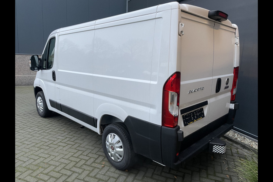 Fiat Ducato 30 2.2 MultiJet L1H1 uit voorraad leverbaar - PDC - achteruitrij camera - trekhaak - parkeersensoren achter - cruise control - Climate control - navigatie - Bluetooth - Radio - 3 zitplaatsen voor - Tussenschot volledig - zijschuifdeur rechts