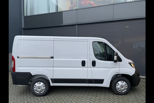 Fiat Ducato 30 2.2 MultiJet L1H1 uit voorraad leverbaar - PDC - achteruitrij camera - trekhaak - parkeersensoren achter - cruise control - Climate control - navigatie - Bluetooth - Radio - 3 zitplaatsen voor - Tussenschot volledig - zijschuifdeur rechts