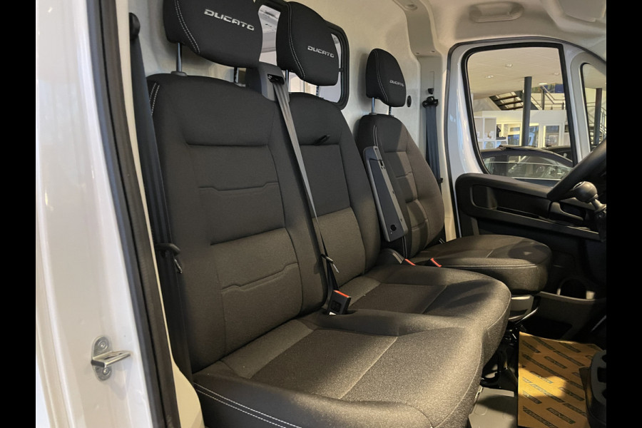 Fiat Ducato 30 2.2 MultiJet L1H1 uit voorraad leverbaar - PDC - achteruitrij camera - trekhaak - parkeersensoren achter - cruise control - Climate control - navigatie - Bluetooth - Radio - 3 zitplaatsen voor - Tussenschot volledig - zijschuifdeur rechts