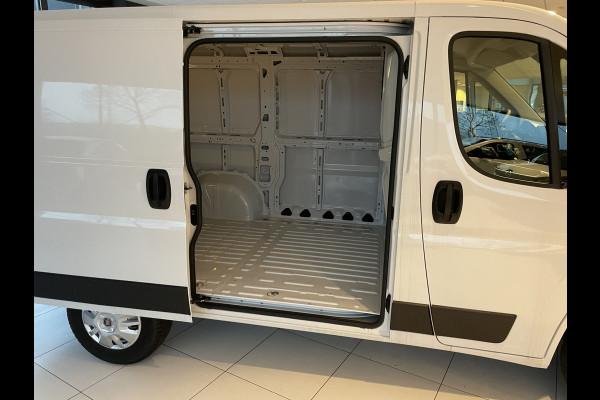 Fiat Ducato 30 2.2 MultiJet L1H1 uit voorraad leverbaar - PDC - achteruitrij camera - trekhaak - parkeersensoren achter - cruise control - Climate control - navigatie - Bluetooth - Radio - 3 zitplaatsen voor - Tussenschot volledig - zijschuifdeur rechts