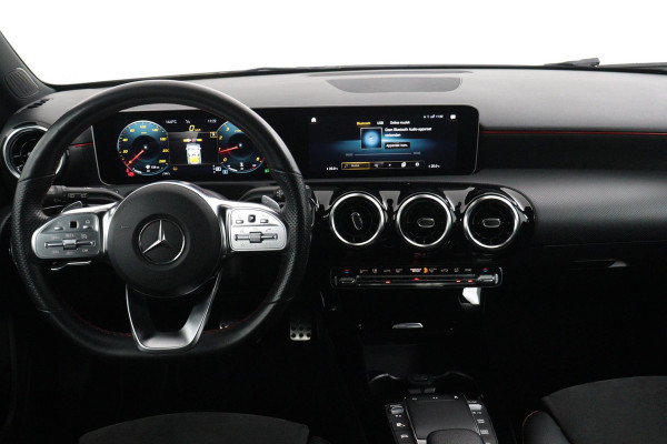 Mercedes-Benz A-Klasse 180 Business Solution AMG(NL auto, Dealer onderhoud, Navi Groot, StoelV, Camera, Carplay, Lane Assit, Etc)