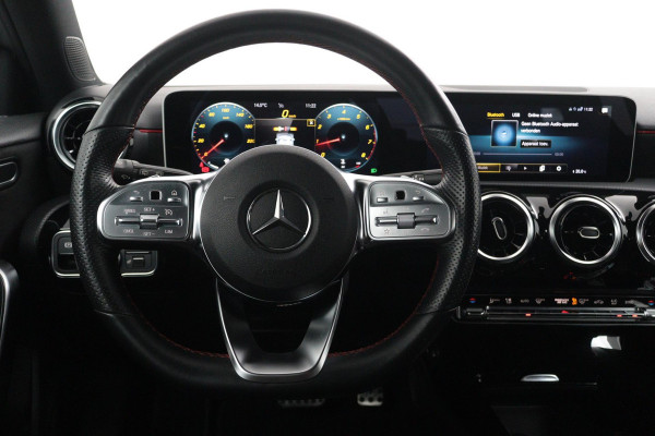 Mercedes-Benz A-Klasse 180 Business Solution AMG(NL auto, Dealer onderhoud, Navi Groot, StoelV, Camera, Carplay, Lane Assit, Etc)