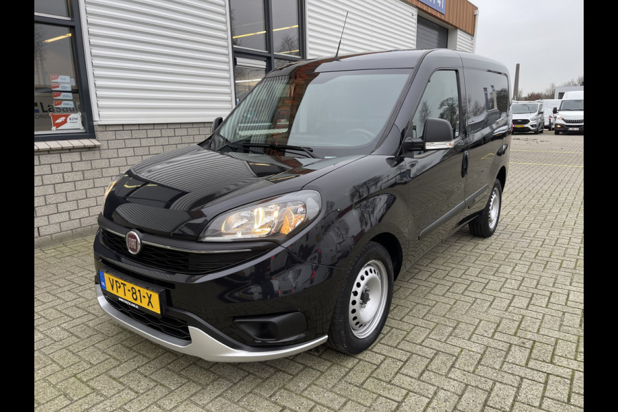 Fiat Dobló Cargo 1.6 MJ 105pk L1H1 S Trekking / vaste prijs rijklaar € 13.950 ex btw / lease vanaf € 256 / airco / cruise / zwart metallic / euro 6 / Apple Carplay Android Auto