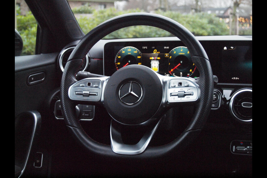 Mercedes-Benz A-Klasse 200 Business Solution AMG | Schuifdak | Nightpakket | Camera | NL-Auto |