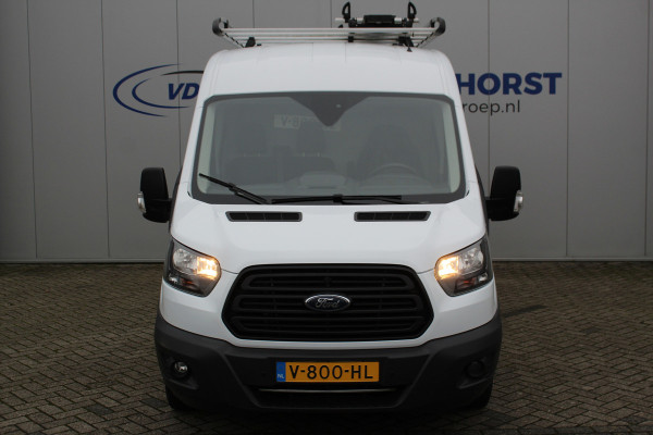 Ford Transit 290 2.0-105pk TDCI L2H2 Ambiente. Dames en heren ondernemers, u kunt direct los: compleet ingerichte Ford Transit ! Camera, parkeersensoren v+a, airco, ladder op achterdeur, opstaptrede met trekhaak, imperiaal met ladder, omvormer naar 220V voor opladen gereedschap etc etc.