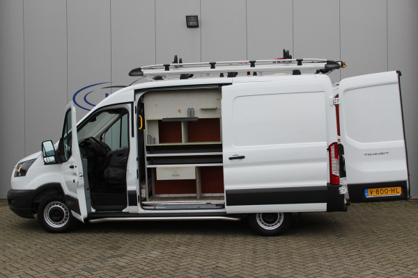 Ford Transit 290 2.0-105pk TDCI L2H2 Ambiente. Dames en heren ondernemers, u kunt direct los: compleet ingerichte Ford Transit ! Camera, parkeersensoren v+a, airco, ladder op achterdeur, opstaptrede met trekhaak, imperiaal met ladder, omvormer naar 220V voor opladen gereedschap etc etc.