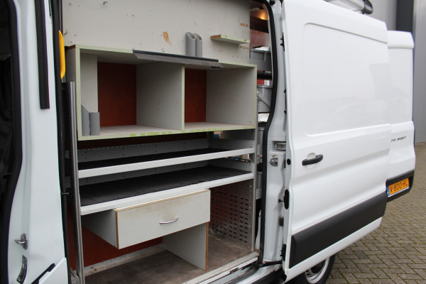 Ford Transit 290 2.0-105pk TDCI L2H2 Ambiente. Dames en heren ondernemers, u kunt direct los: compleet ingerichte Ford Transit ! Camera, parkeersensoren v+a, airco, ladder op achterdeur, opstaptrede met trekhaak, imperiaal met ladder, omvormer naar 220V voor opladen gereedschap etc etc.