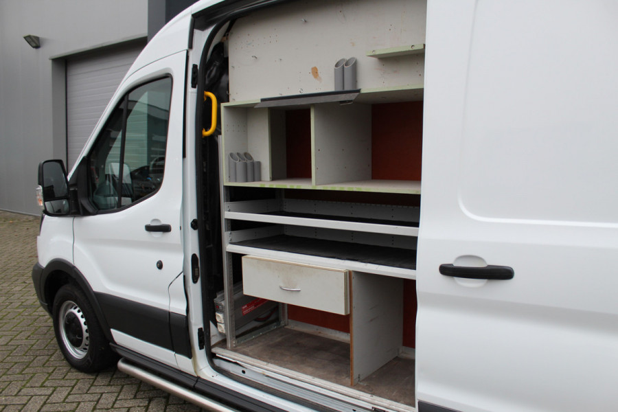 Ford Transit 290 2.0-105pk TDCI L2H2 Ambiente. Dames en heren ondernemers, u kunt direct los: compleet ingerichte Ford Transit ! Camera, parkeersensoren v+a, airco, ladder op achterdeur, opstaptrede met trekhaak, imperiaal met ladder, omvormer naar 220V voor opladen gereedschap etc etc.