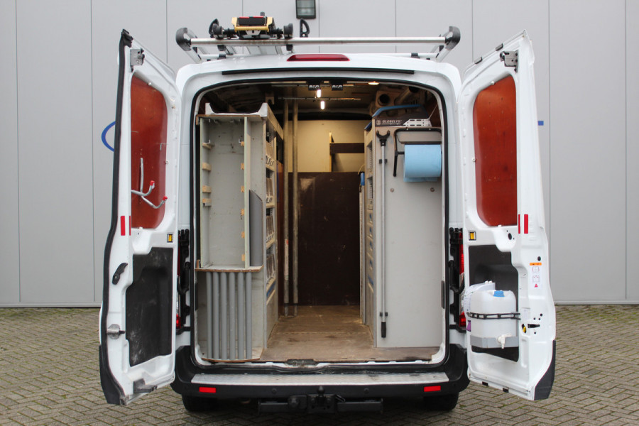 Ford Transit 290 2.0-105pk TDCI L2H2 Ambiente. Dames en heren ondernemers, u kunt direct los: compleet ingerichte Ford Transit ! Camera, parkeersensoren v+a, airco, ladder op achterdeur, opstaptrede met trekhaak, imperiaal met ladder, omvormer naar 220V voor opladen gereedschap etc etc.