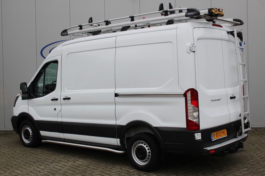 Ford Transit 290 2.0-105pk TDCI L2H2 Ambiente. Dames en heren ondernemers, u kunt direct los: compleet ingerichte Ford Transit ! Camera, parkeersensoren v+a, airco, ladder op achterdeur, opstaptrede met trekhaak, imperiaal met ladder, omvormer naar 220V voor opladen gereedschap etc etc.