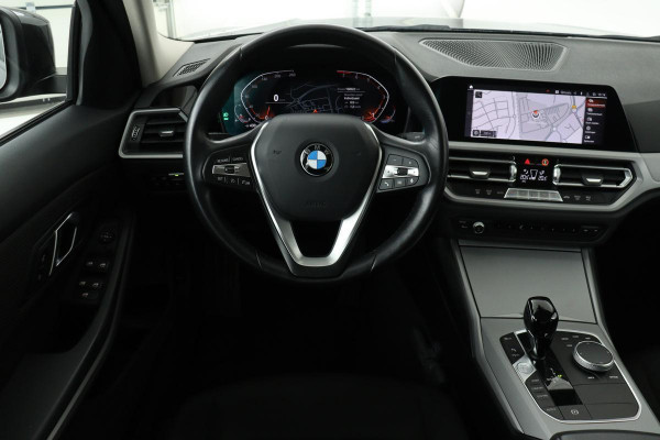 BMW 3 Serie 318i Business Edition | Trekhaak | Carplay | Live Cockpit | Full LED | Navigatie | Climate control | PDC | Cruise control | DAB