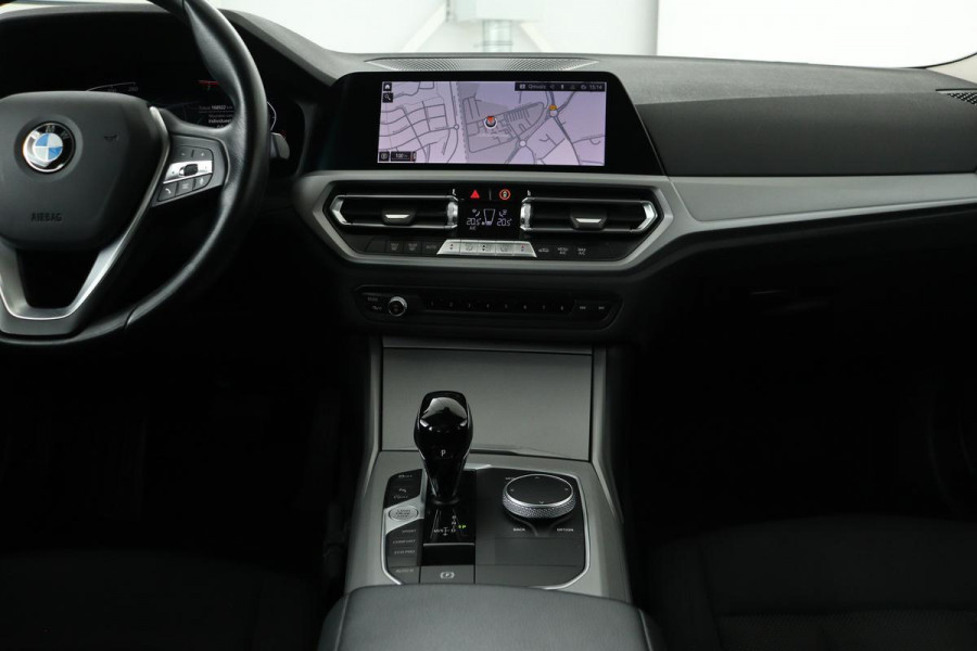 BMW 3 Serie 318i Business Edition | Trekhaak | Carplay | Live Cockpit | Full LED | Navigatie | Climate control | PDC | Cruise control | DAB