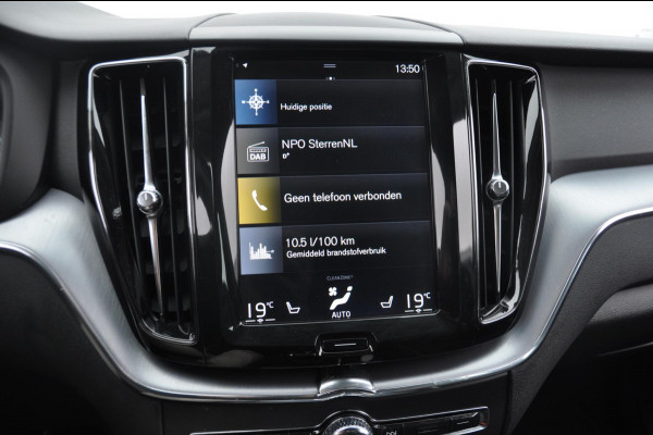 Volvo XC60 2.0 T5 Momentum / Semi-elektrisch inklapbare trekhaak / Apple carplay / Cruise control / Parkeersensoren achter / Lederen bekleding / Elektrische achterklep /