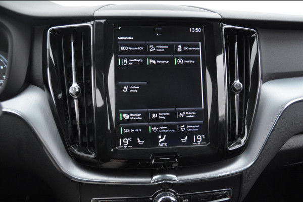 Volvo XC60 2.0 T5 Momentum / Semi-elektrisch inklapbare trekhaak / Apple carplay / Cruise control / Parkeersensoren achter / Lederen bekleding / Elektrische achterklep /