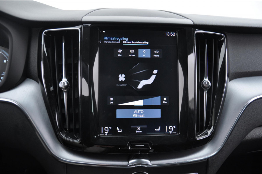 Volvo XC60 2.0 T5 Momentum / Semi-elektrisch inklapbare trekhaak / Apple carplay / Cruise control / Parkeersensoren achter / Lederen bekleding / Elektrische achterklep /