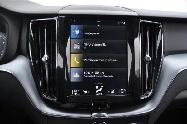 Volvo XC60 2.0 T5 Momentum / Semi-elektrisch inklapbare trekhaak / Apple carplay / Cruise control / Parkeersensoren achter / Lederen bekleding / Elektrische achterklep /