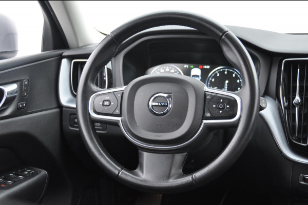 Volvo XC60 2.0 T5 Momentum / Semi-elektrisch inklapbare trekhaak / Apple carplay / Cruise control / Parkeersensoren achter / Lederen bekleding / Elektrische achterklep /