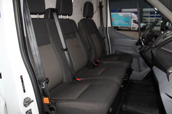 Ford Transit 290 2.0-105pk TDCI L2H2 Ambiente. Dames en heren ondernemers, u kunt direct los: compleet ingerichte Ford Transit ! Camera, parkeersensoren v+a, airco, ladder op achterdeur, opstaptrede met trekhaak, imperiaal met ladder, omvormer naar 220V voor opladen gereedschap etc etc.