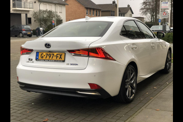 Lexus IS 300h 223pk F Sport Line | Premium Navigatie, Leer, Geheugenfunctie, Stoelventilatie, Parkeersensoren, Adaptive cruise control