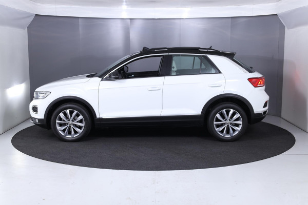 Volkswagen T-Roc 1.5 TSI Style 150 pk Automaat (DSG) | Navigatie | Panoramadak | Parkeersensoren | Adaptieve cruise control | Autom. airco | Stoelverwarming |