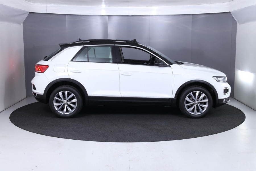 Volkswagen T-Roc 1.5 TSI Style 150 pk Automaat (DSG) | Navigatie | Panoramadak | Parkeersensoren | Adaptieve cruise control | Autom. airco | Stoelverwarming |